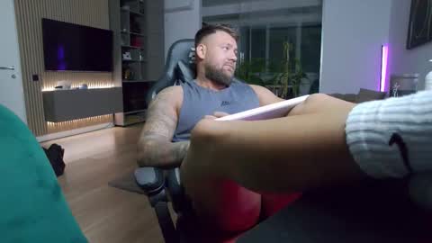 Erik online show from December 18, 9:32 pm