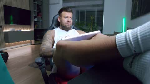 Erik online show from December 21, 5:42 pm