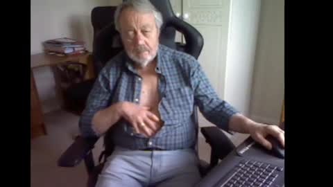 erasmus_d online show from May 2, 5:40 pm