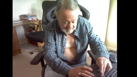 erasmus_d online show from May 12, 5:10 pm