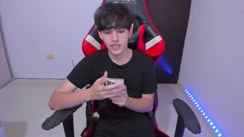 Snapshot of eren_tatakae chatting on March 19, 12:25 am eren_tatakae online show from March 19, 12:25 am