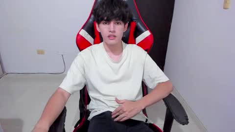 Snapshot of eren_tatakae chatting on March 28, 2:44 am eren_tatakae online show from March 28, 2:44 am