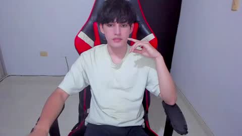 Snapshot of eren_tatakae chatting on March 31, 2:46 am eren_tatakae online show from March 31, 2:46 am