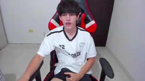 Snapshot of eren_tatakae chatting on April 6, 1:36 am eren_tatakae online show from April 6, 1:36 am