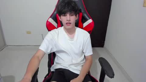 Snapshot of eren_tatakae chatting on April 10, 2:28 am eren_tatakae online show from April 10, 2:28 am