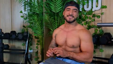Snapshot of eric_harrison1 chatting on December 21, 9:04 pm Brayan online show from December 21, 9:04 pm