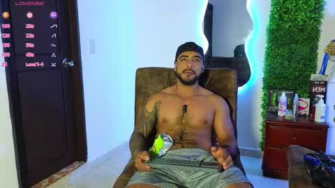 Snapshot of eric_harrison1 chatting on February 16, 10:43 pm Brayan online show from February 16, 10:43 pm