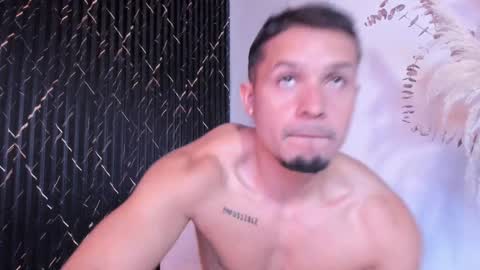 Snapshot of erickdowell chatting on December 17, 3:28 pm Erick online show from December 17, 3:28 pm