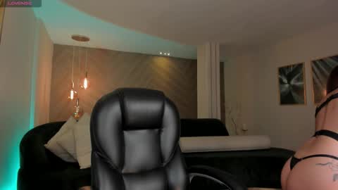 Snapshot of erikabenz chatting on November 7, 12:16 pm Erika Benz online show from November 7, 12:16 pm