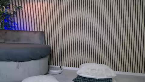 erikarossee online show from December 1, 6:07 am