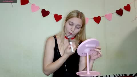 Snapshot of erlinefisk chatting on November 23, 12:38 pm Amelie online show from November 23, 12:38 pm