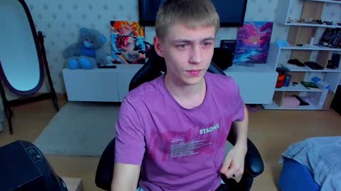 Max online show from December 8, 9:19 pm