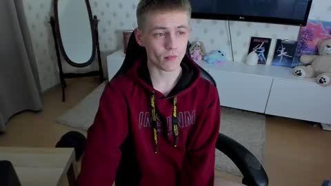 Max online show from February 21, 10:37 pm