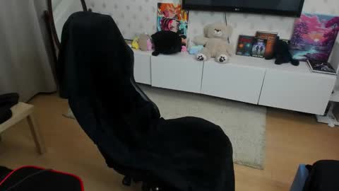 Max online show from November 10, 11:04 pm