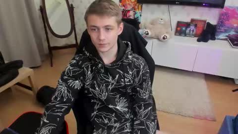 Max online show from November 25, 11:49 pm