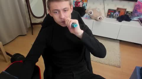 Max online show from November 27, 1:40 am