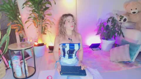 Snapshot of erotik_lady chatting on June 7, 4:38 am TINY online show from June 7, 4:38 am