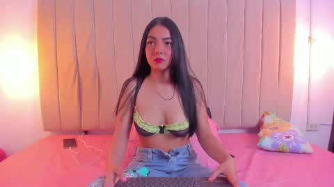 Snapshot of escar_let chatting on April 4, 7:55 pm Scarlett online show from April 4, 7:55 pm