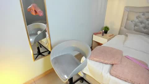 Escarlet online show from October 23, 2:05 pm