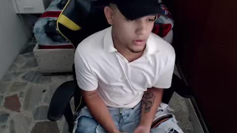 Snapshot of eskayler_ chatting on September 19, 6:52 pm eskayler_ online show from September 19, 6:52 pm
