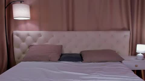 Snapshot of esme_fox chatting on June 8, 5:24 pm esme_fox online show from June 8, 5:24 pm