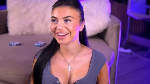 Esme online show from December 7, 7:10 pm