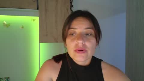 esmeralda_calderon online show from April 22, 10:44 pm