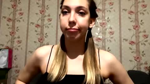 Snapshot of essiecutty chatting on November 22, 4:06 pm Kate online show from November 22, 4:06 pm