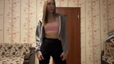 Snapshot of essiecutty chatting on December 14, 2:00 pm Kate online show from December 14, 2:00 pm