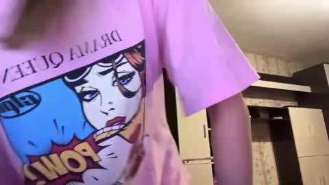 Snapshot of essiecutty chatting on December 17, 2:12 pm Kate online show from December 17, 2:12 pm