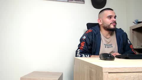 Snapshot of esteban_fer chatting on February 15, 3:36 am Esteban Fernandez online show from February 15, 3:36 am
