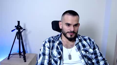 Snapshot of esteban_fer chatting on March 3, 4:07 am Esteban Fernandez online show from March 3, 4:07 am