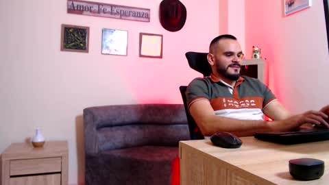 Snapshot of esteban_fer chatting on March 15, 5:02 am Esteban Fernandez online show from March 15, 5:02 am