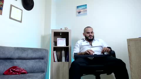 Snapshot of esteban_fer chatting on April 10, 6:29 am Esteban Fernandez online show from April 10, 6:29 am