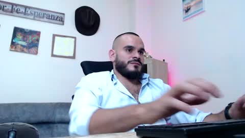Snapshot of esteban_fer chatting on June 18, 9:19 pm Esteban Fernandez online show from June 18, 9:19 pm