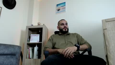 Snapshot of esteban_fer chatting on June 19, 12:31 pm Esteban Fernandez online show from June 19, 12:31 pm