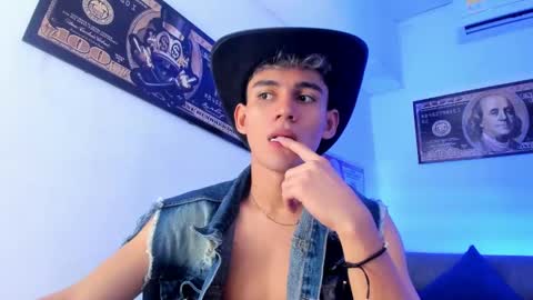 Snapshot of estebanperez_ chatting on December 13, 12:17 pm Esteban online show from December 13, 12:17 pm
