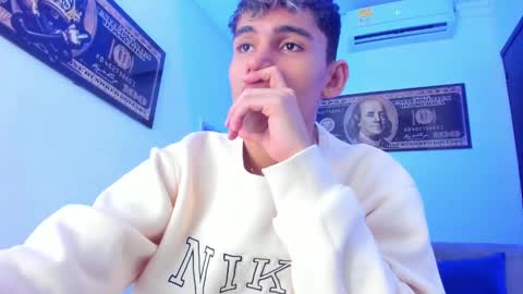 Snapshot of estebanperez_ chatting on December 23, 12:08 pm Esteban online show from December 23, 12:08 pm