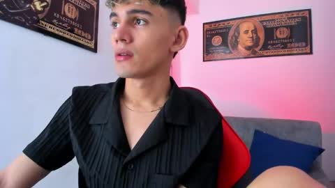 Snapshot of estebanperez_ chatting on December 31, 12:04 pm Esteban online show from December 31, 12:04 pm