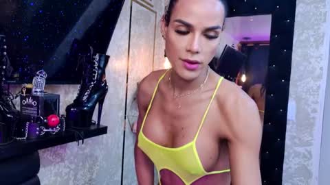 Snapshot of estefania1812 chatting on February 18, 1:40 pm estefania1812 online show from February 18, 1:40 pm