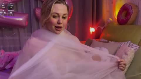 Snapshot of estella_elwood chatting on April 18, 7:58 pm Estella online show from April 18, 7:58 pm