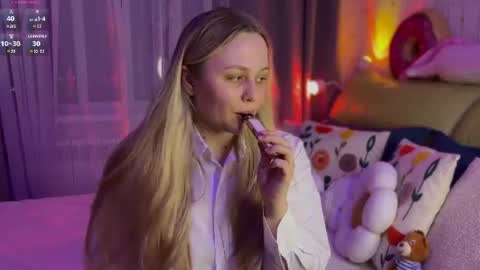 Snapshot of estella_elwood chatting on July 9, 7:40 pm Estella online show from July 9, 7:40 pm
