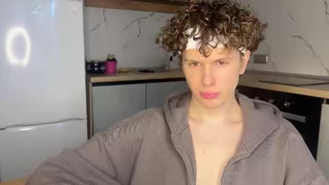 Snapshot of estremecerse chatting on March 1, 11:56 am Alex online show from March 1, 11:56 am