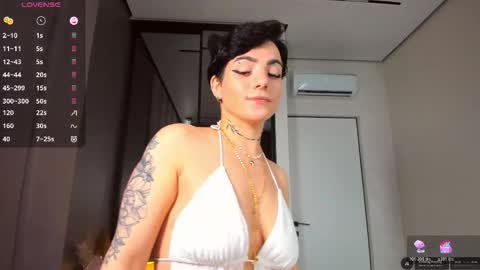 Snapshot of eternalsigh chatting on October 31, 10:49 am Hi there Im Emma online show from October 31, 10:49 am