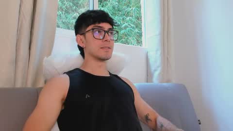 etham_wolf1 online show from March 28, 5:56 pm