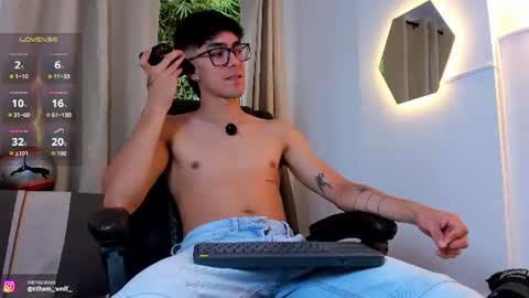 etham_wolf1 online show from July 18, 7:39 pm