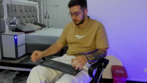 ethan_greys online show from December 14, 4:07 am