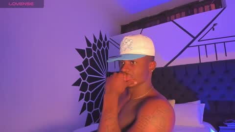 Snapshot of ethantraviis_ chatting on January 27, 8:40 am Ethan online show from January 27, 8:40 am