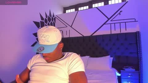 Snapshot of ethantraviis_ chatting on January 27, 11:43 am Ethan online show from January 27, 11:43 am