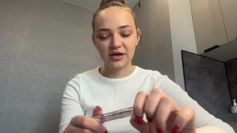 Snapshot of etsukoturrigiano chatting on April 13, 6:41 am Caroline online show from April 13, 6:41 am